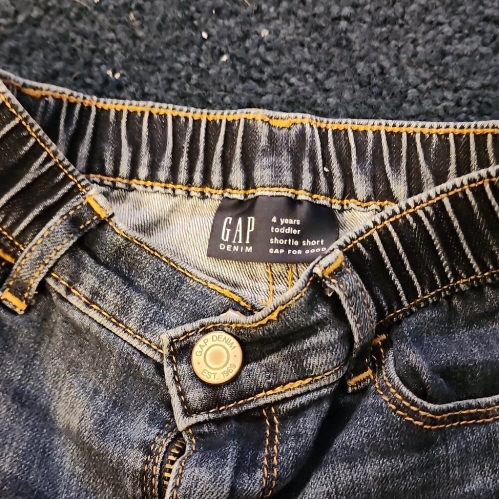 Gap shorts for a little girl